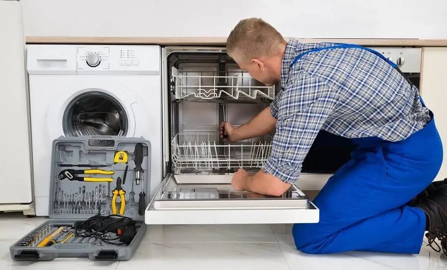 Şereflikoçhisar Bosch servisi teknisyen ekibi beyaz eşya tamiri yaparken